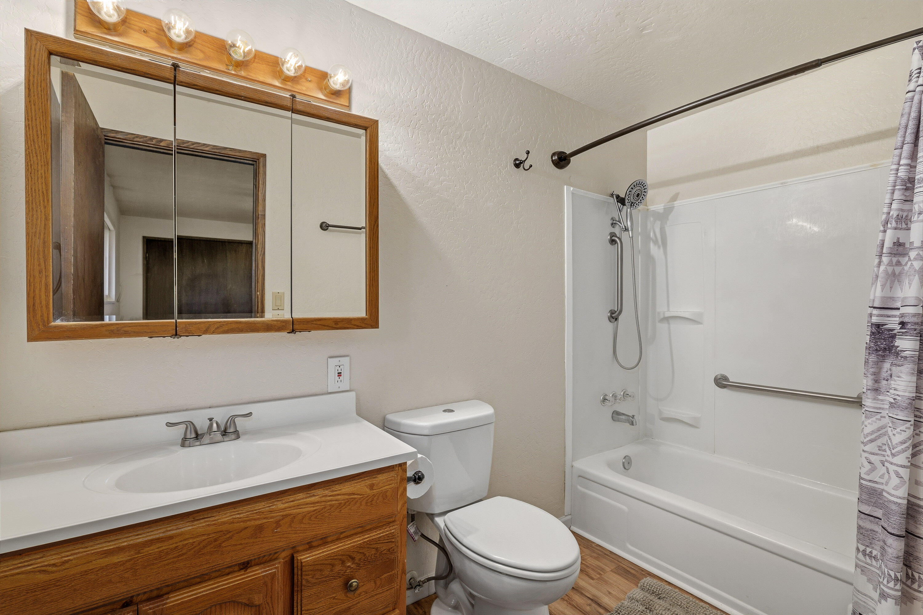7680 Upper Applegate Road Jacksonville, OR 97530 - Photo 15 of 43 15