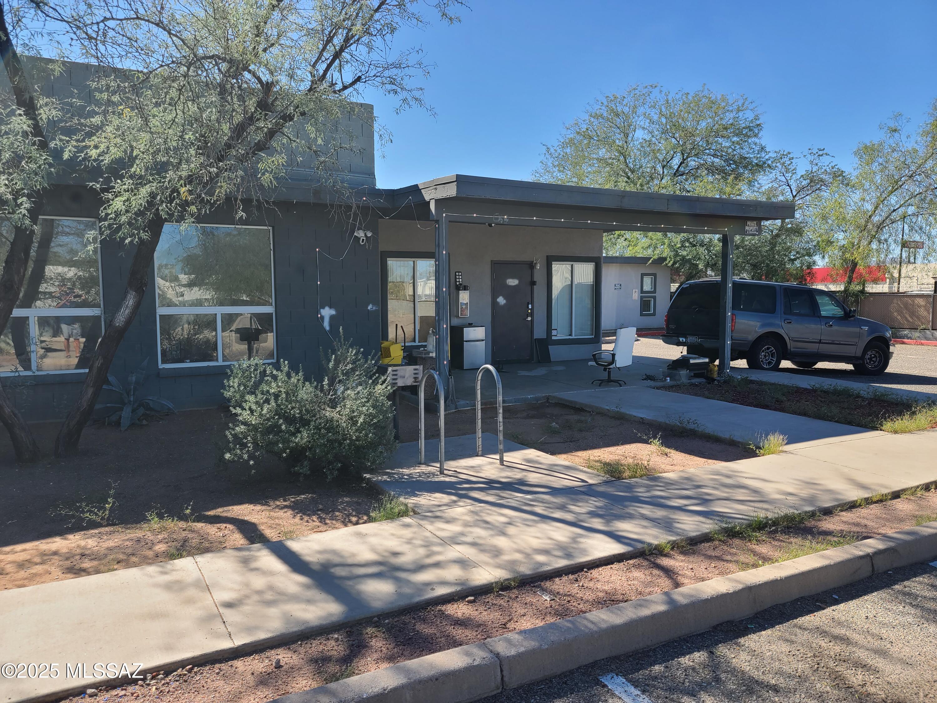 327 West King Road Tucson, AZ 85705 - Photo 2 of 12 Gallery Image 2