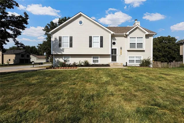 $347,500 | 704 16th Avenue South, Greenwood, MO 64034