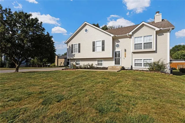 $347,500 | 704 16th Avenue South, Greenwood, MO 64034