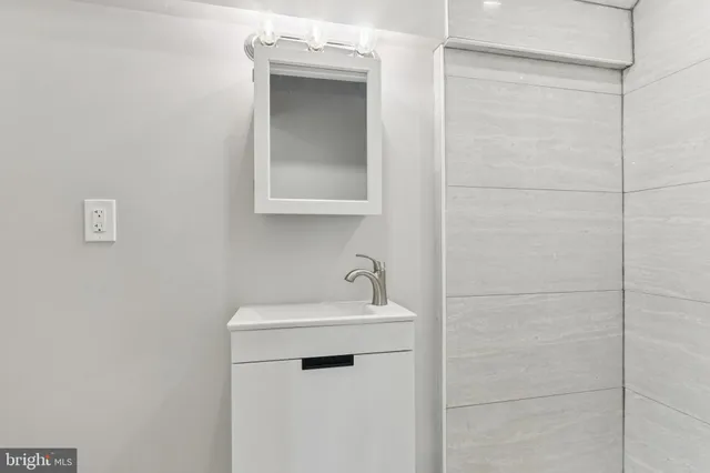 en empty room with window and ceiling fan