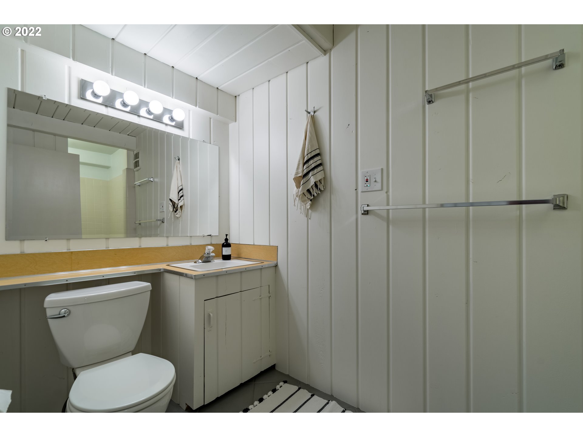 2000 University Street Eugene, OR 97403 - Photo 25 of 32 a bathroom with a toilet a sink and mirror