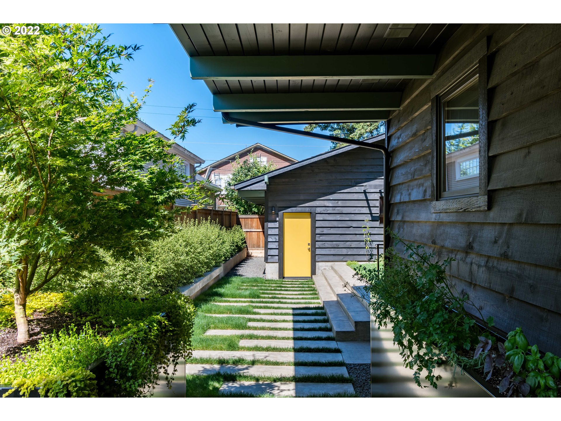 2000 University Street Eugene, OR 97403 - Photo 29 of 32 a view of backyard with green space