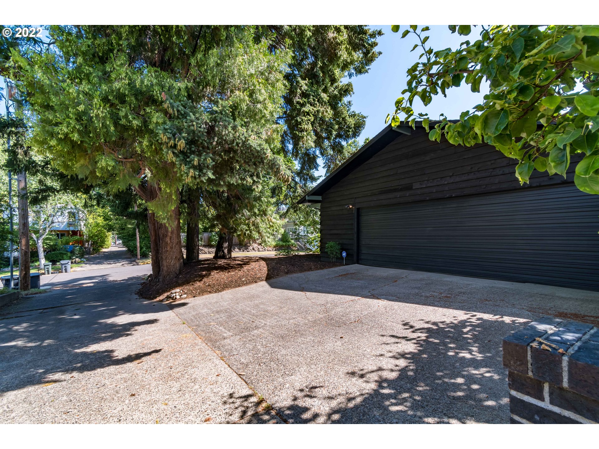 2000 University Street Eugene, OR 97403 - Photo 31 of 32 a backyard of a house with lots of green space