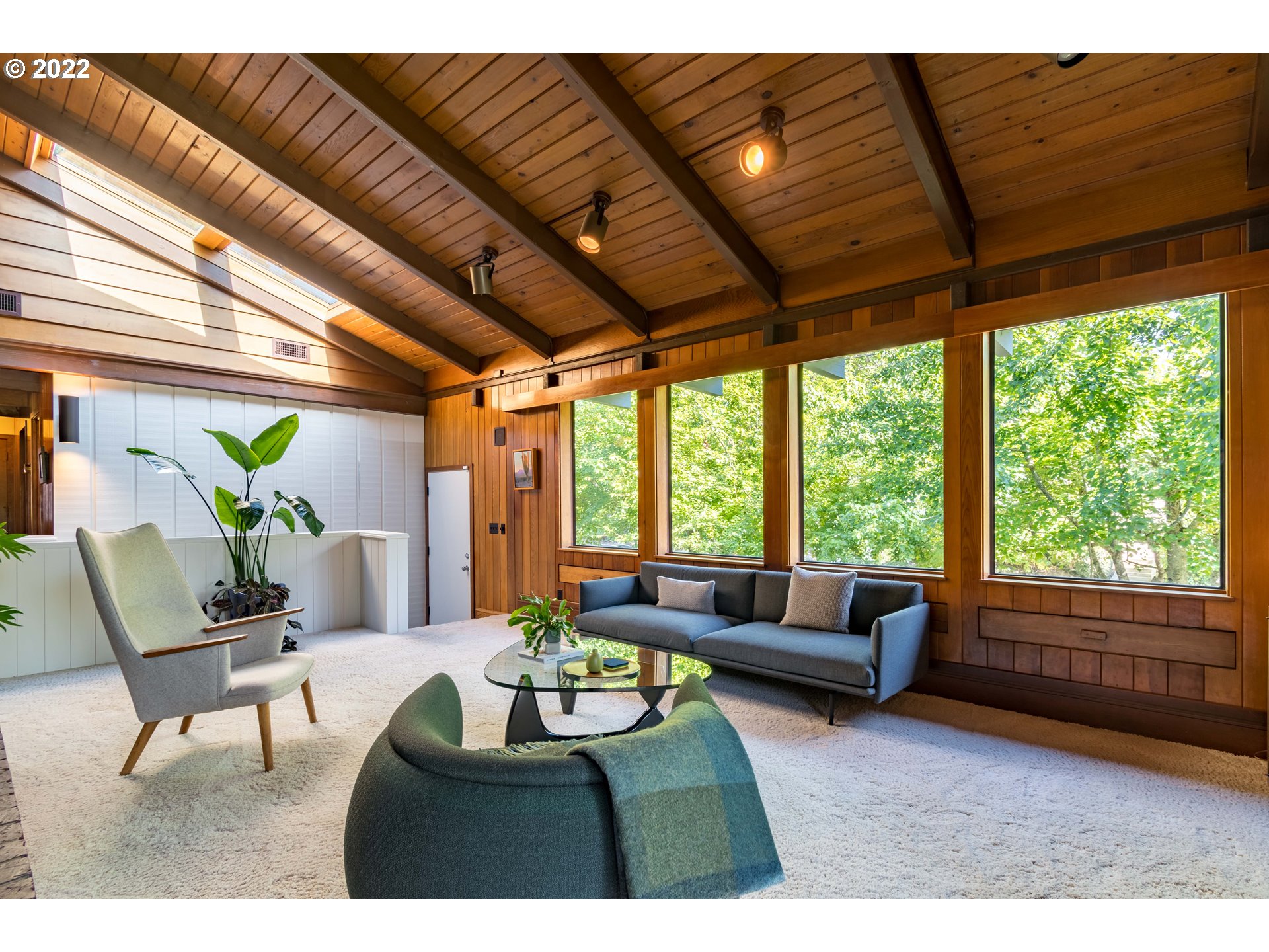 2000 University Street Eugene, OR 97403 - Photo 4 of 32 a living room with furniture and a large window