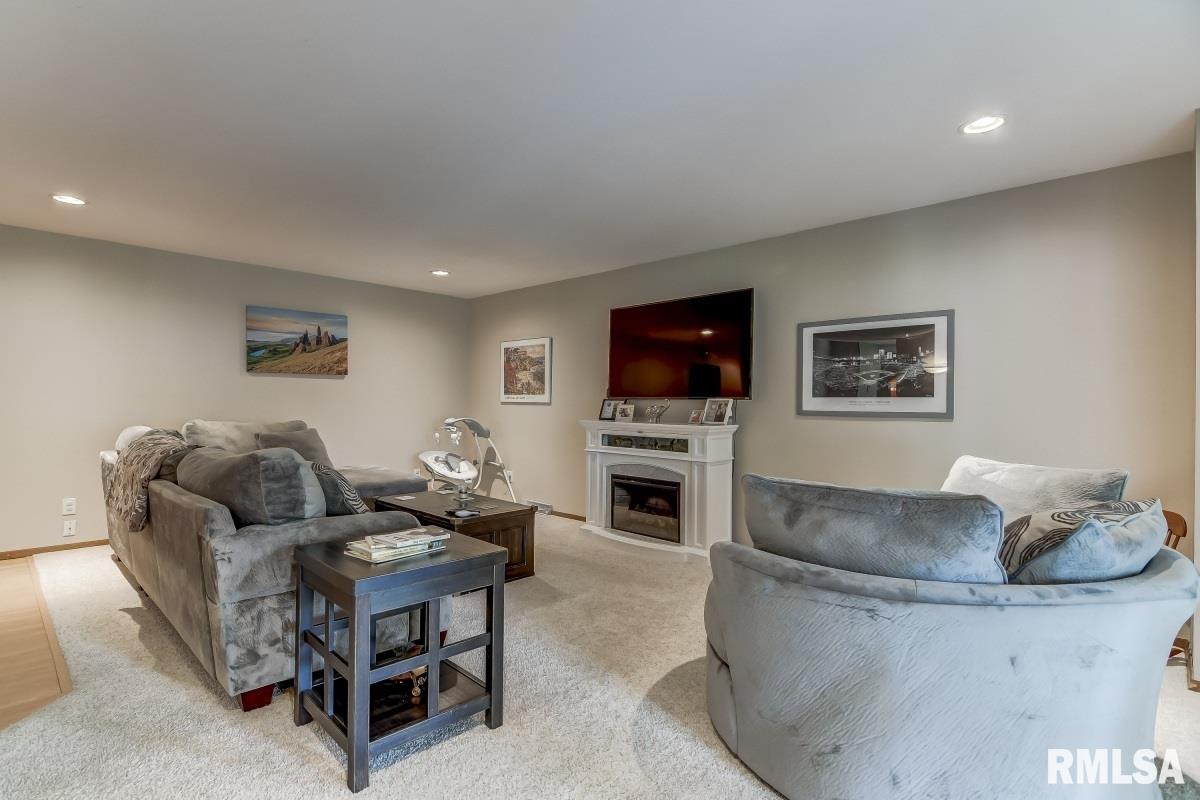 814 Kenyon Drive Springfield, IL 62704 - Photo 3 of 38 Gallery Image 3