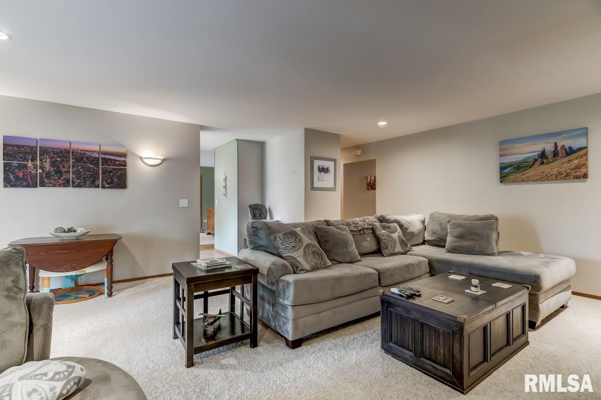 814 Kenyon Drive Springfield, IL 62704 - Photo 5 of 38 Gallery Image 5