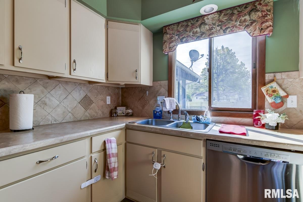 814 Kenyon Drive Springfield, IL 62704 - Photo 10 of 38 Gallery Image 10
