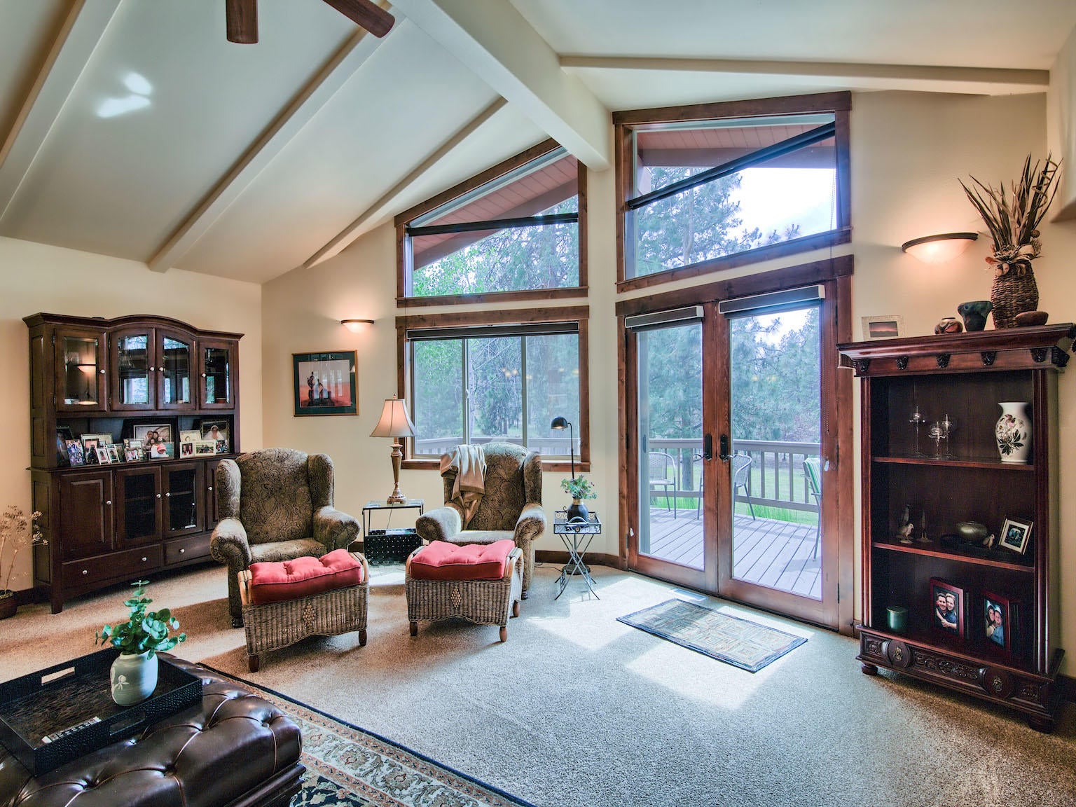 69767 Pine Ridge Road Sisters, OR 97759 - Photo 5 of 31 Great room with access to expansive deck.