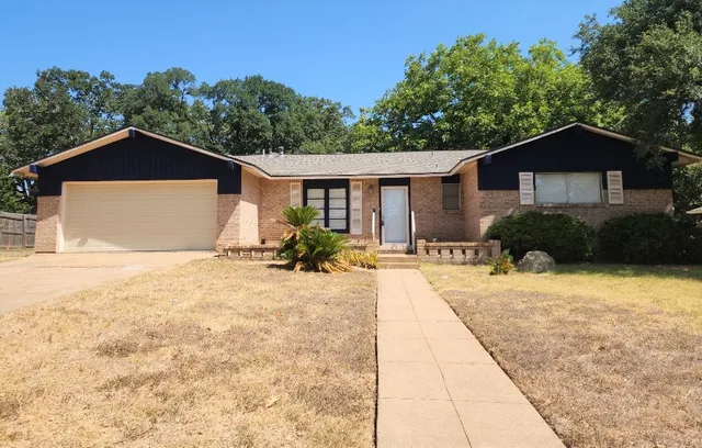 $2,050 | 807 Country Club Road, Georgetown, TX 78628