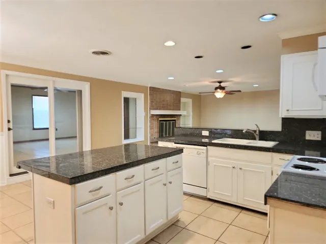 $2,050 | 807 Country Club Road, Georgetown, TX 78628