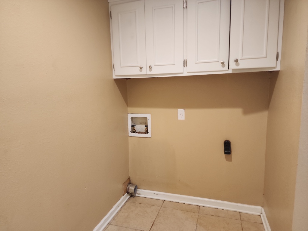 807 Country Club Road Georgetown, TX 78628 - Photo 12 of 31 Laundry area featuring light tile patterned flooring, cabinet space, and hookup for a washing machine