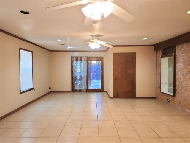 $2,050 | 807 Country Club Road, Georgetown, TX 78628