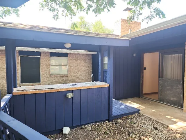 $2,050 | 807 Country Club Road, Georgetown, TX 78628