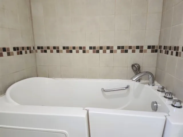 $2,050 | 807 Country Club Road, Georgetown, TX 78628