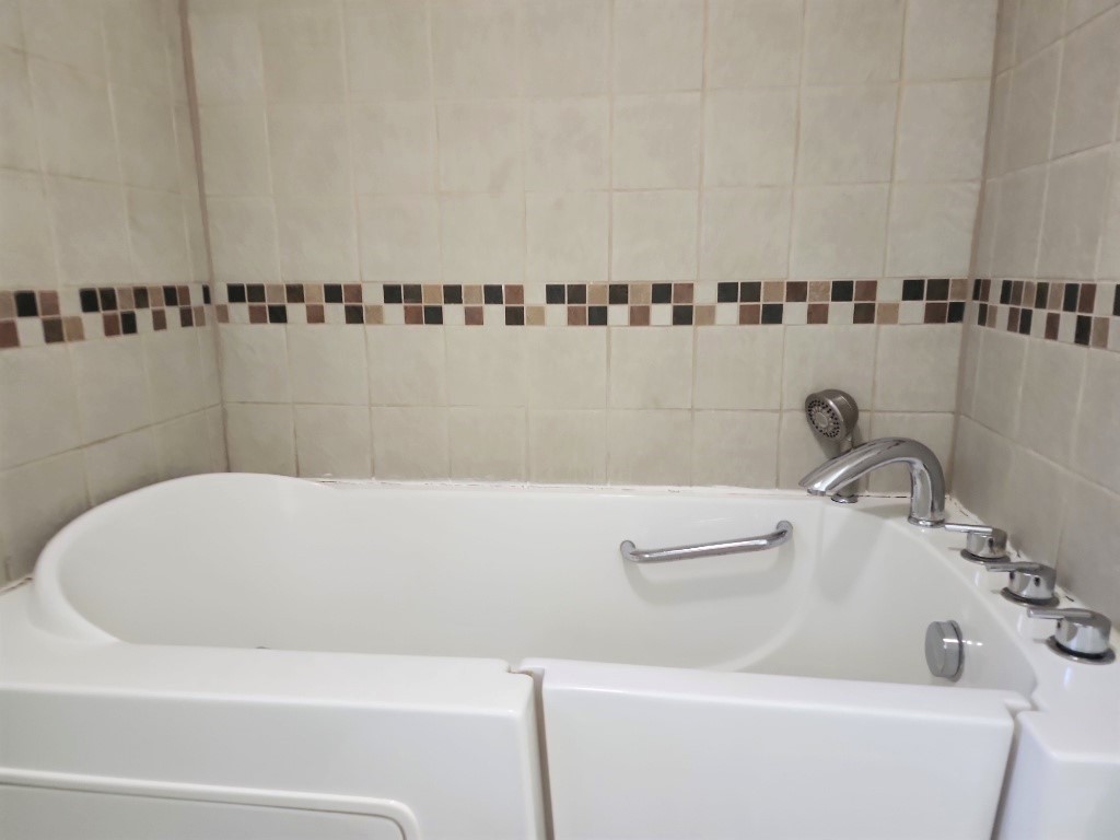 807 Country Club Road Georgetown, TX 78628 - Photo 20 of 31 Full bath with tile walls and a garden tub