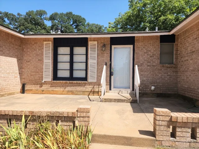 $2,050 | 807 Country Club Road, Georgetown, TX 78628