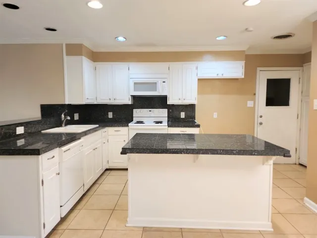 $2,050 | 807 Country Club Road, Georgetown, TX 78628