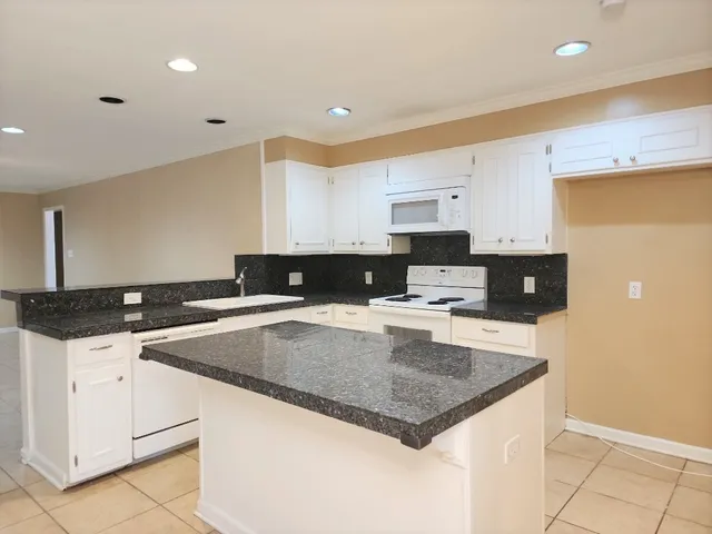 $2,050 | 807 Country Club Road, Georgetown, TX 78628