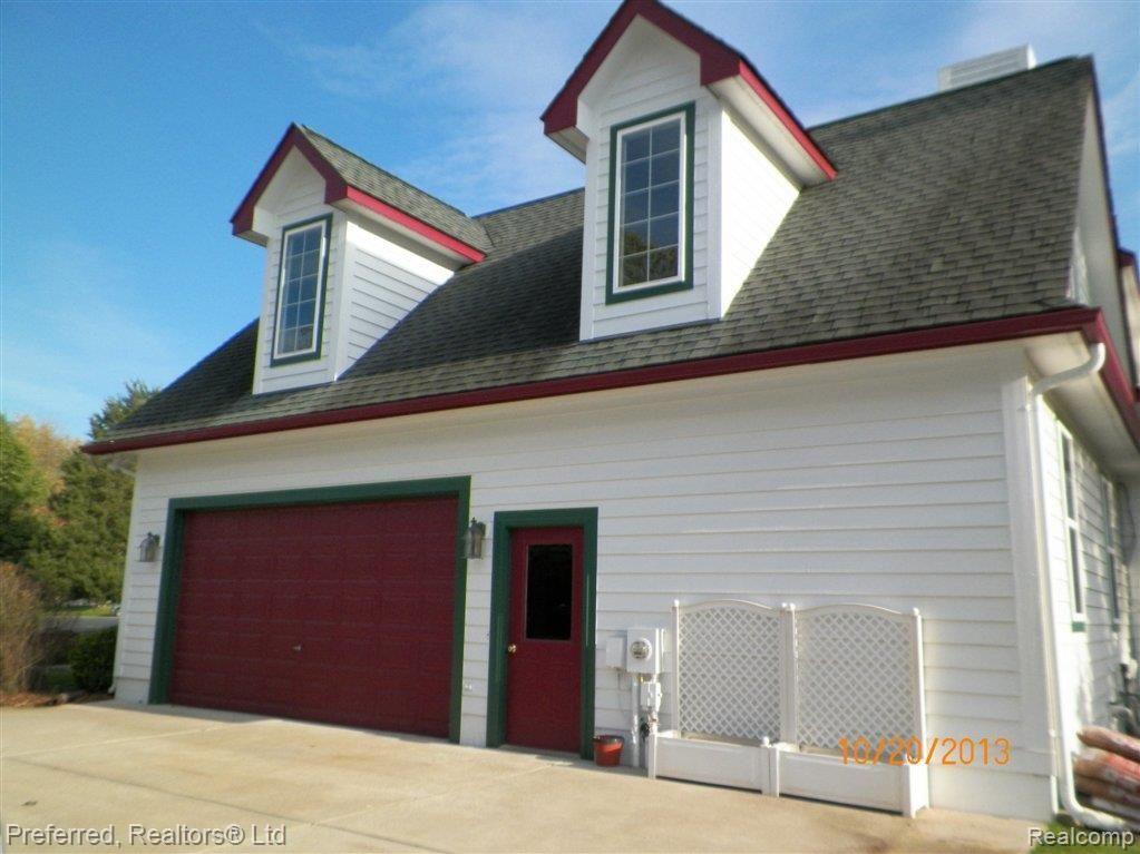 11180 Rivendell Court Pinckney, MI 48169 - Photo 2 of 35 2 1/2 Attached Side Entry