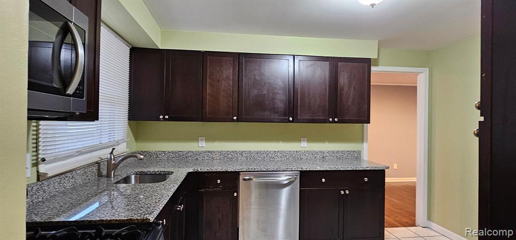 29604 Chelmsford Road Southfield, MI 48076 - Photo 9 of 27