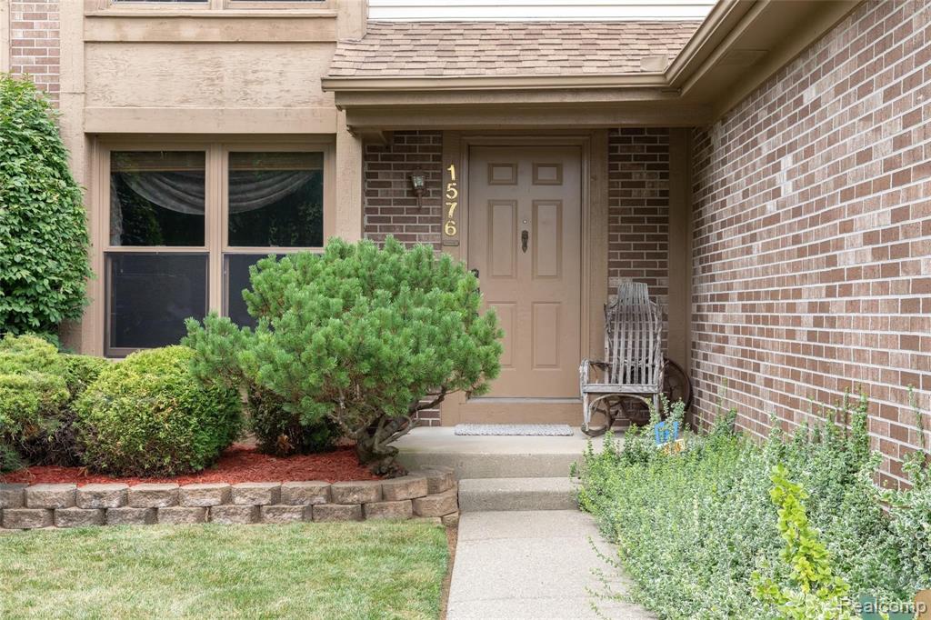 1576 Colony Drive Rochester Hills, MI 48307 - Photo 3 of 29