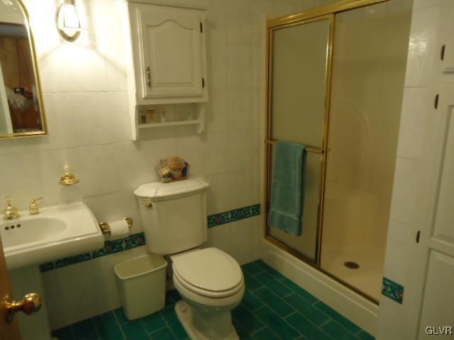 3668 Ritter Road Allentown, PA 18104 - Photo 14 of 36 a bathroom with a sink mirror toilet and shower