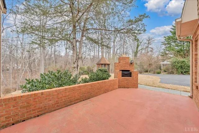 a view of a yard with a tree