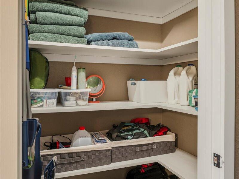 1378 Highland View Loop Redmond, OR 97756 - Photo 31 of 98 32-Closet
