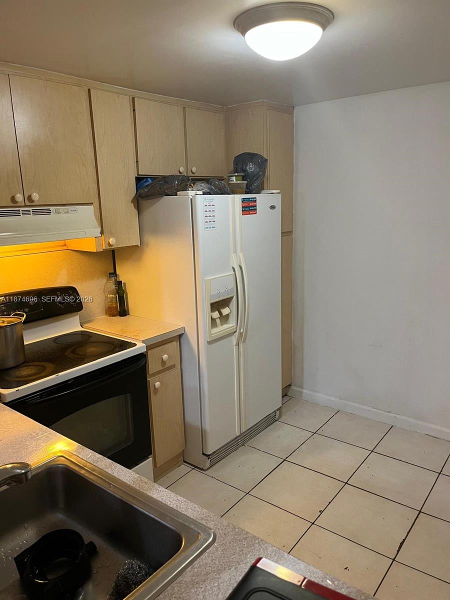 11295 Southwest 88th Street, Unit M109 Miami, FL 33176 - Photo 6 of 17 a kitchen with refrigerator and window