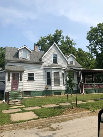 $295,000 | 307 South McLean Street, Bloomington, IL 61701