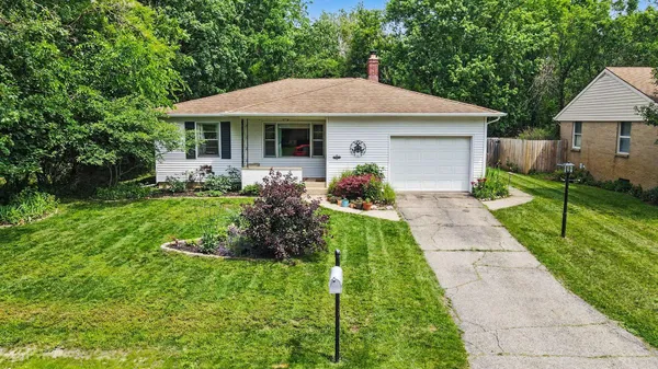 $315,000 | 721 Parkway Drive Northeast, Grand Rapids, MI 49525