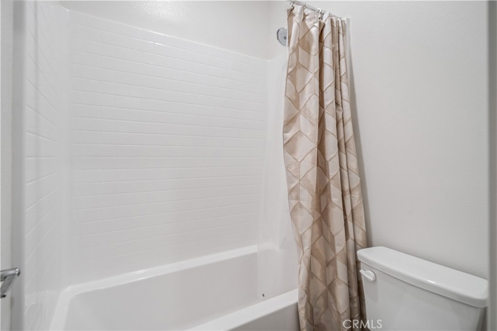 45628 Rachel Avenue Lancaster, CA 93535 - Photo 25 of 36 a bathroom with a toilet and a bathtub