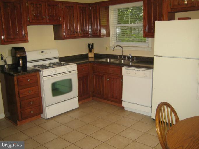 8603 Stonewall Road Manassas, VA 20110 - Photo 4 of 19 Kitchen