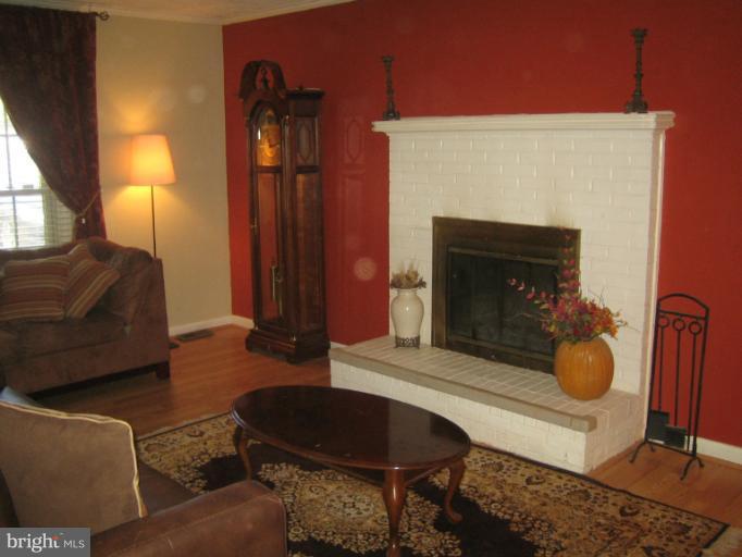 8603 Stonewall Road Manassas, VA 20110 - Photo 5 of 19 Living Room