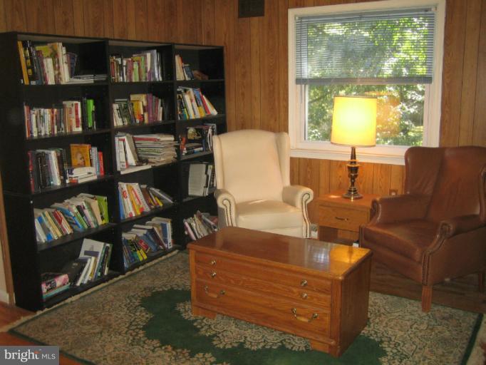 8603 Stonewall Road Manassas, VA 20110 - Photo 6 of 19 Sitting Area