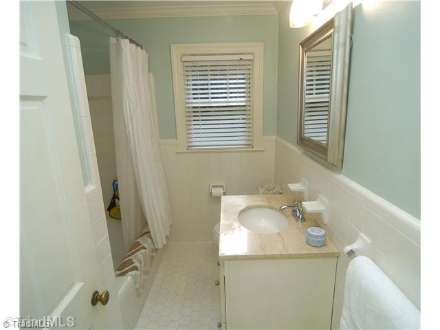 3015 University Road Winston-Salem, NC 27104 - Photo 11 of 16 Bath.
