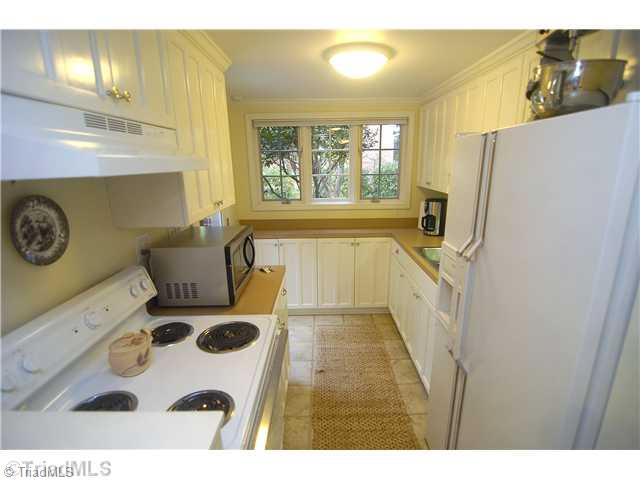 3015 University Road Winston-Salem, NC 27104 - Photo 13 of 16 Kitchen. Lower Level + Full BA