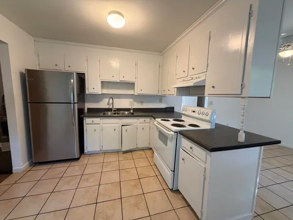$1,900 | 124 Miley Avenue, Summerville, SC 29485