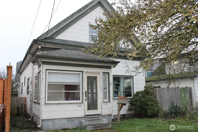a view of a house with a yard