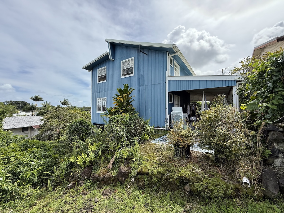 37 Mehau Lane Hilo, HI 96720 - Photo 23 of 24 a front view of a house with a yard