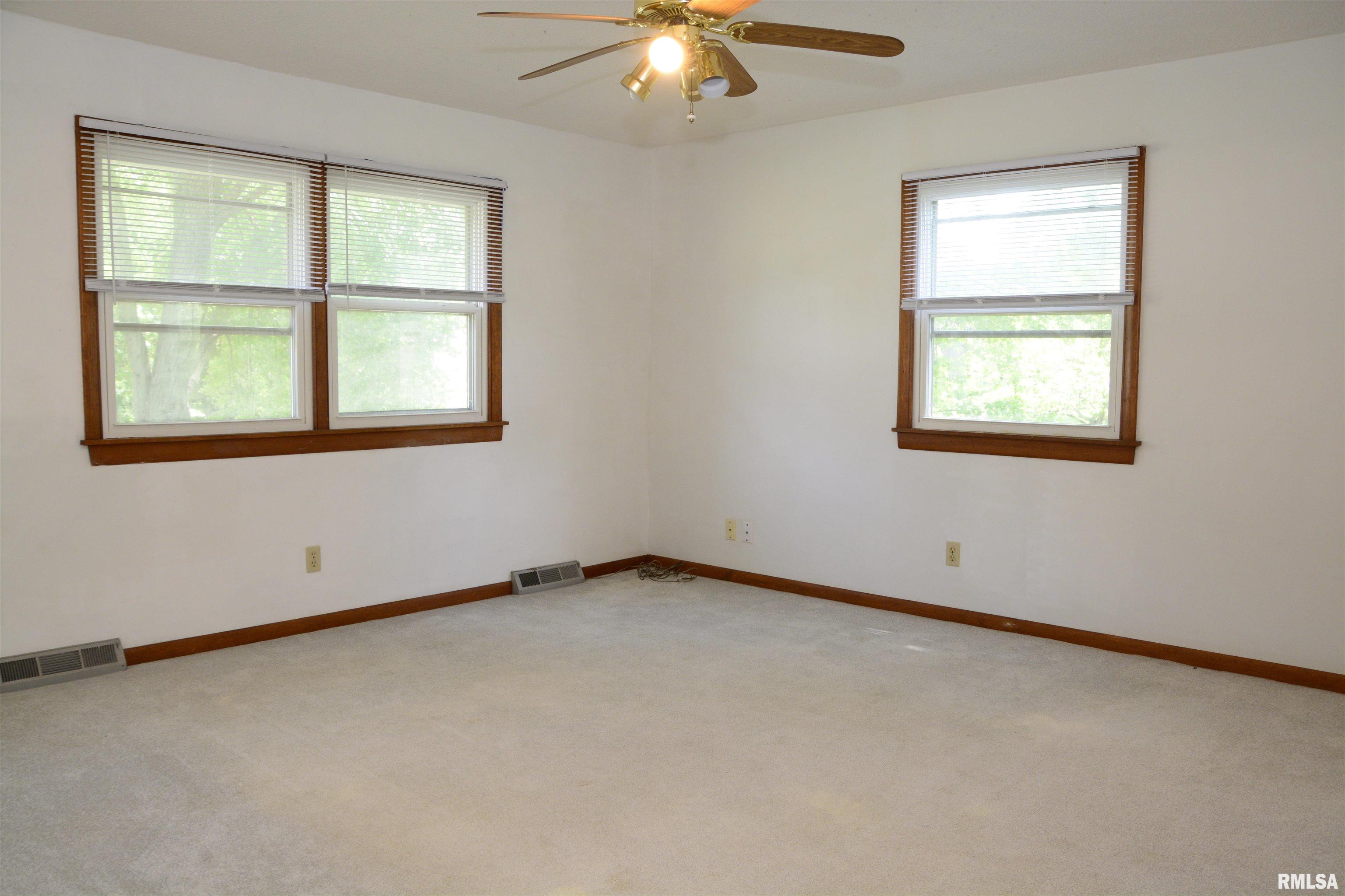 807 Meadow Drive Macomb, IL 61455 - Photo 5 of 24