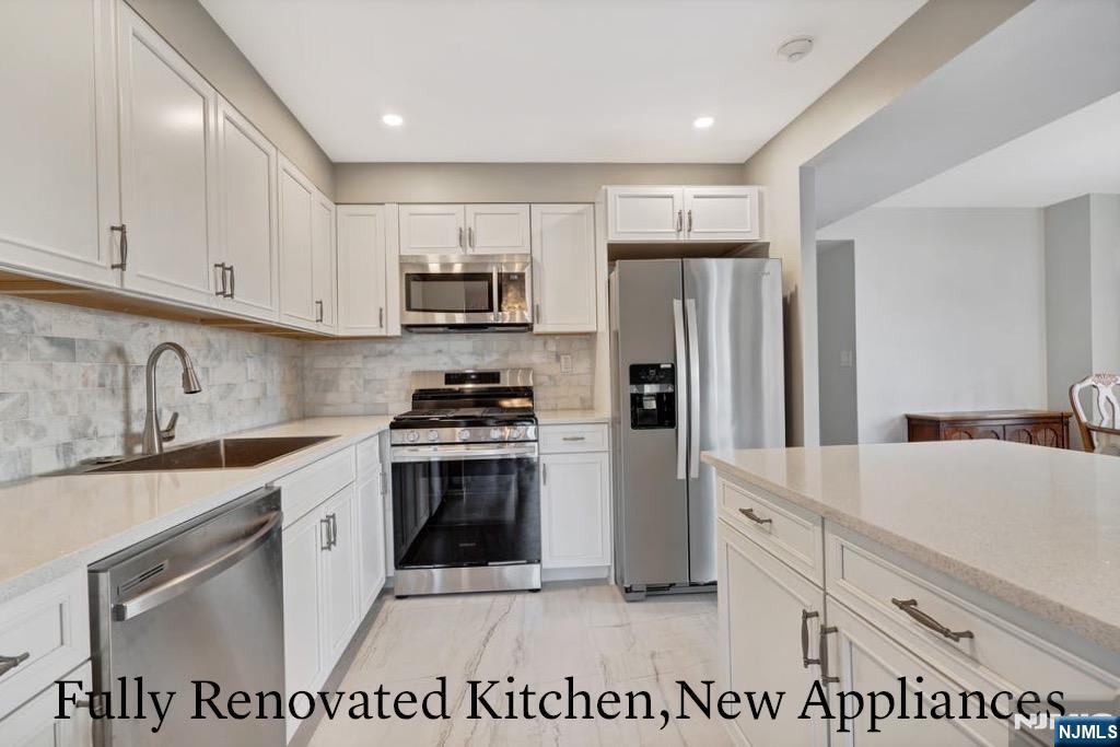 301 Chase Court Edgewater, NJ 07020 - Photo 4 of 13