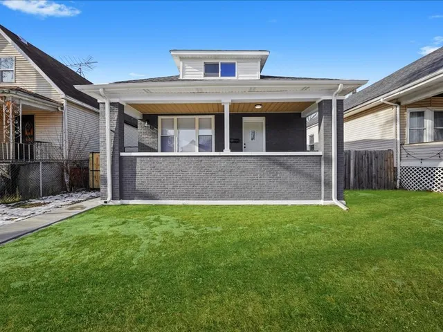 a view of front of house with a yard