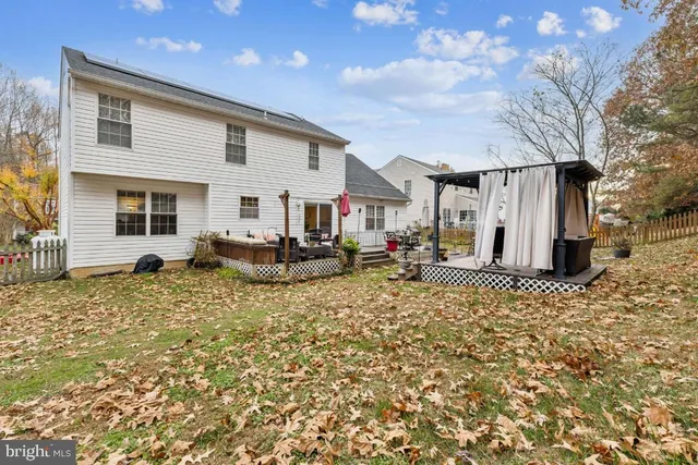 a view of back yard of the house