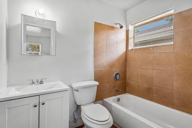 $1,850 | 279 Southwest 1st Street, Unit 1, Deerfield Beach, FL 33441