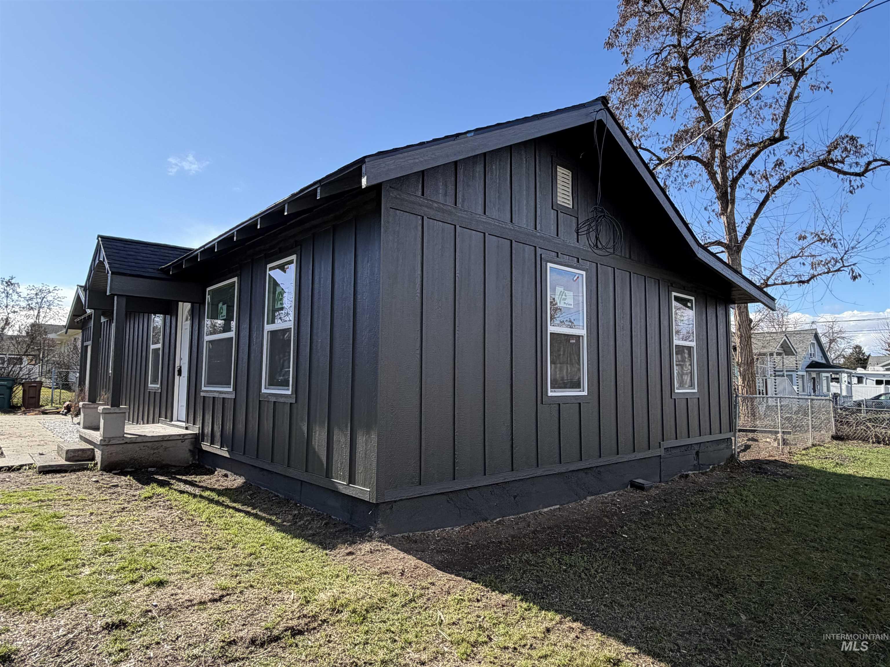 600 11th Street Clarkston, WA 99403 - Photo 9 of 27 View of side of home with board and batten siding