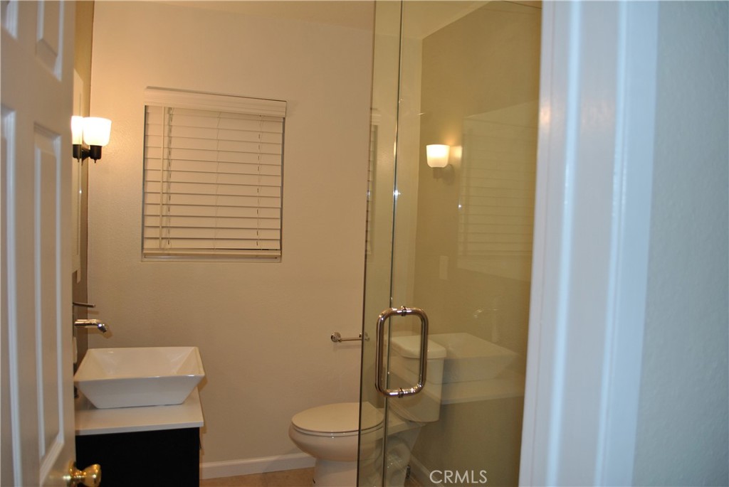 620 Stephen Road Burbank, CA 91504 - Photo 12 of 15 a bathroom with a toilet and a sink