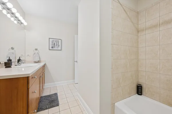 $615,000 | 3755 North Racine Avenue, Unit 3C, Chicago, IL 60613