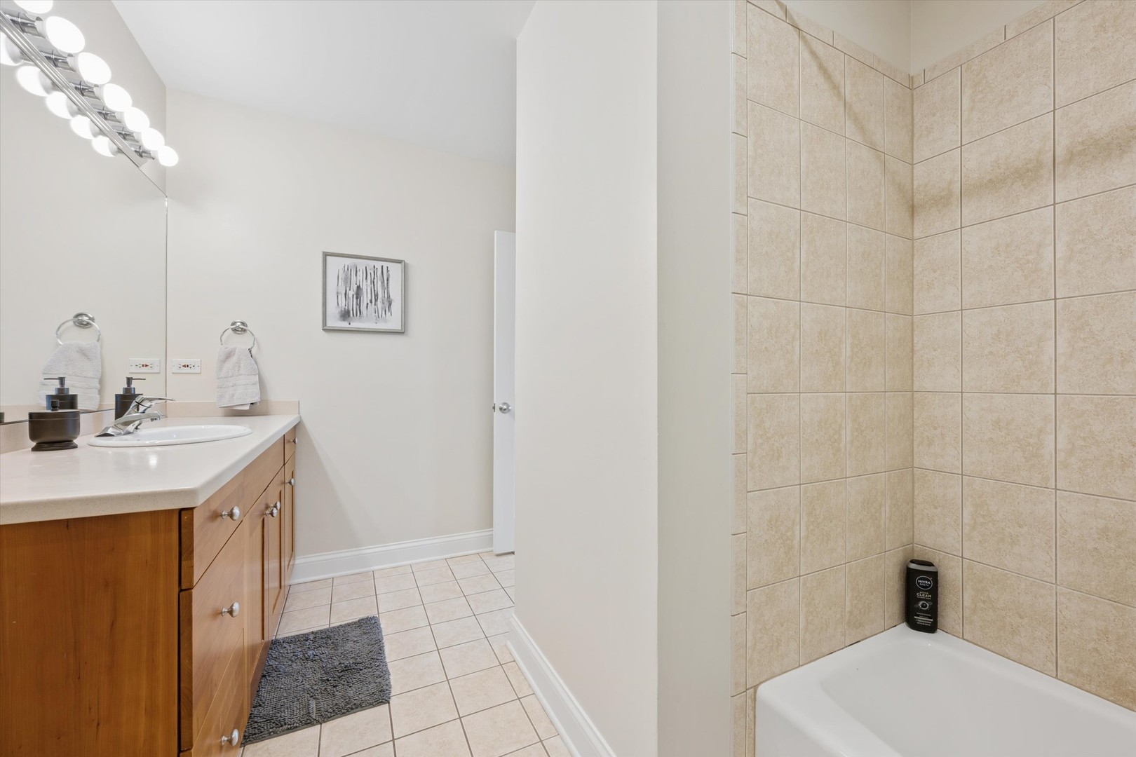 3755 North Racine Avenue, Unit 3C Chicago, IL 60613 - Photo 27 of 36 a bathroom with a sink a toilet and shower